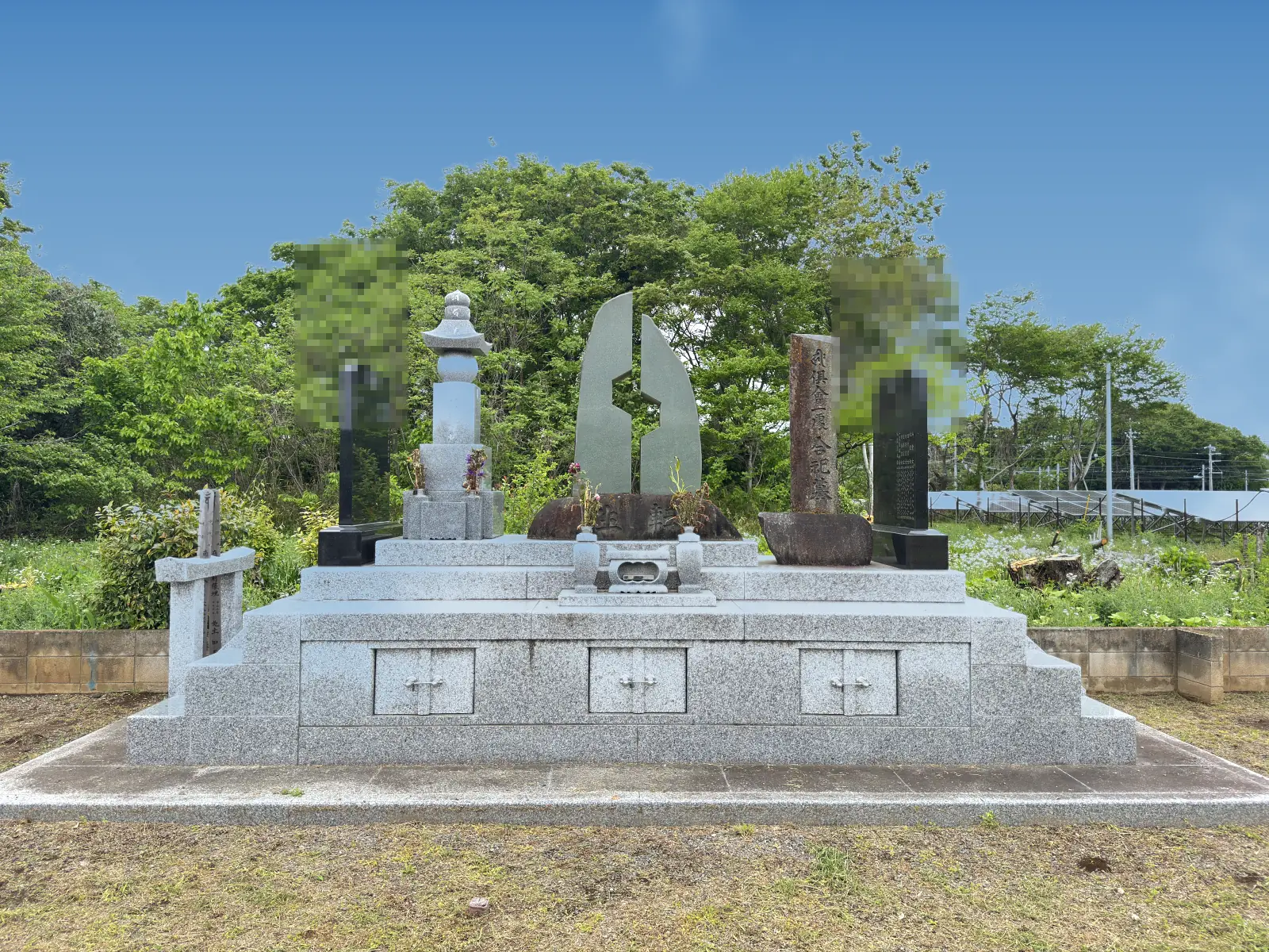 満願寺 原霊園の合祀墓。宝篋印塔と法名碑
