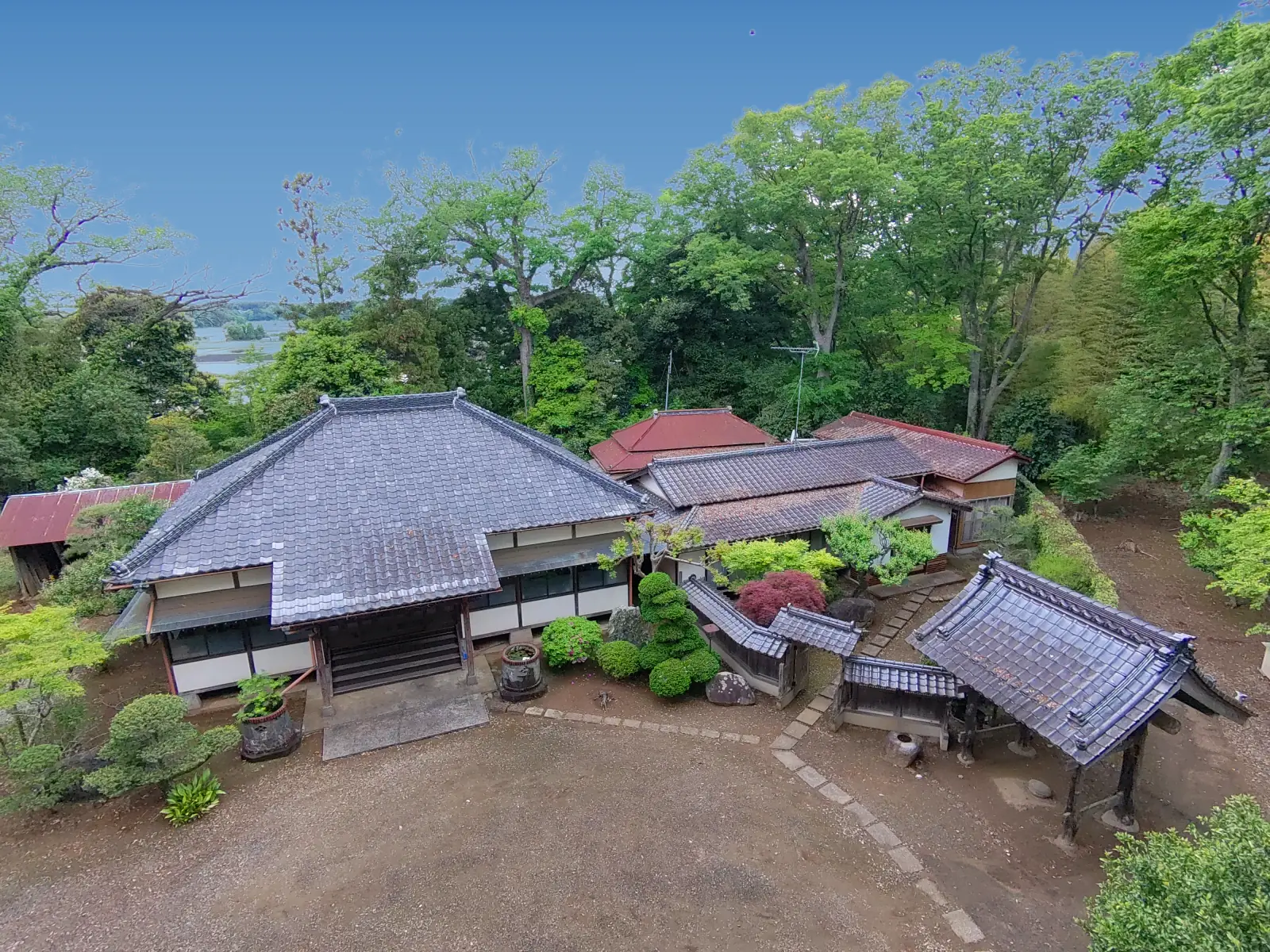 満願寺の境内を高い位置から見おろした風景