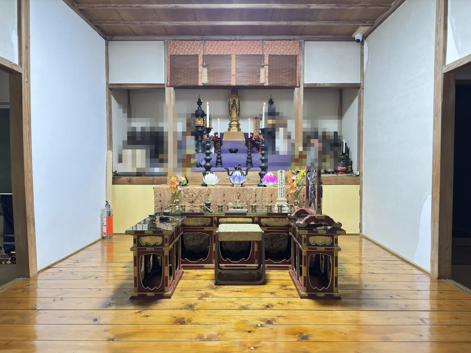 満願寺本堂の内陣。阿弥陀如来をお祀りする須弥壇