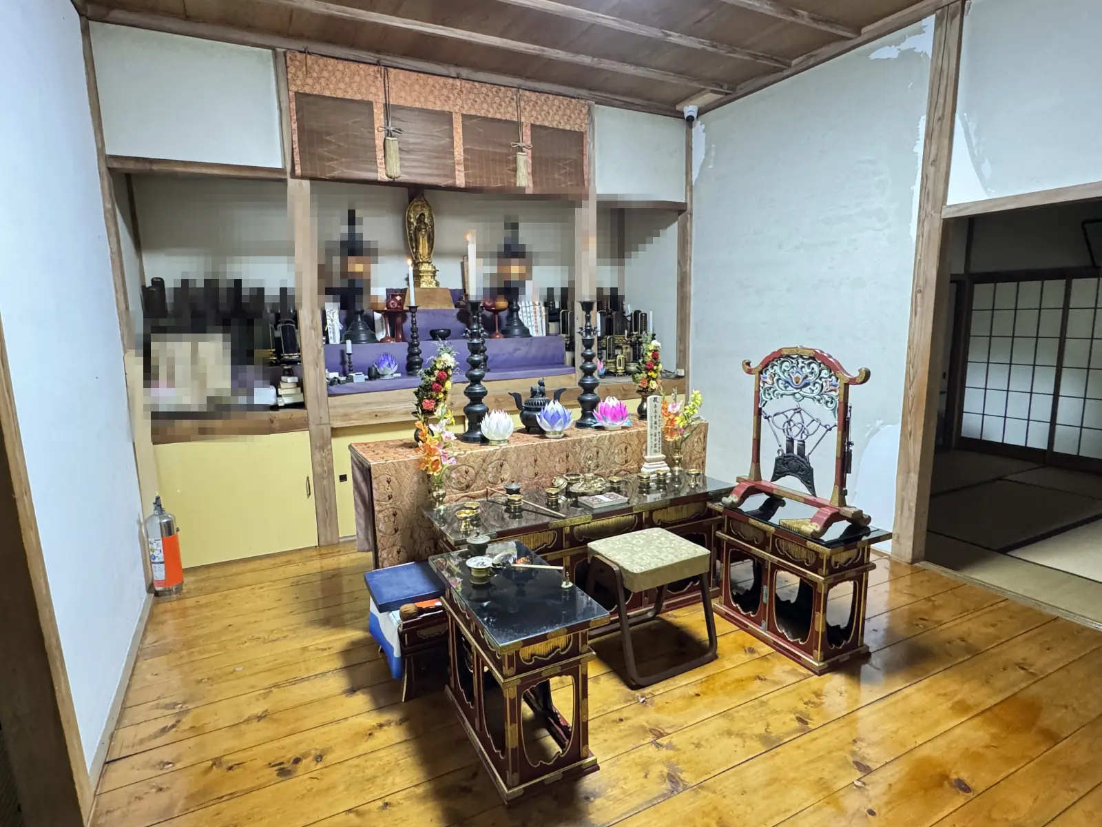 満願寺本堂の内陣と位牌壇