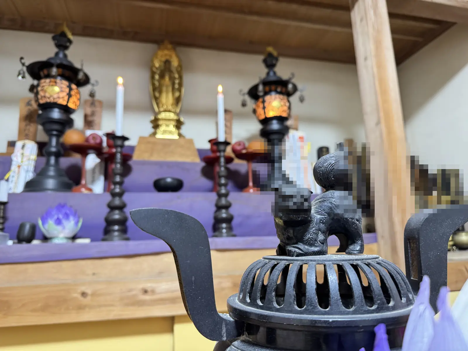 満願寺の内陣。灯明と香炉、須弥壇の阿弥陀如来