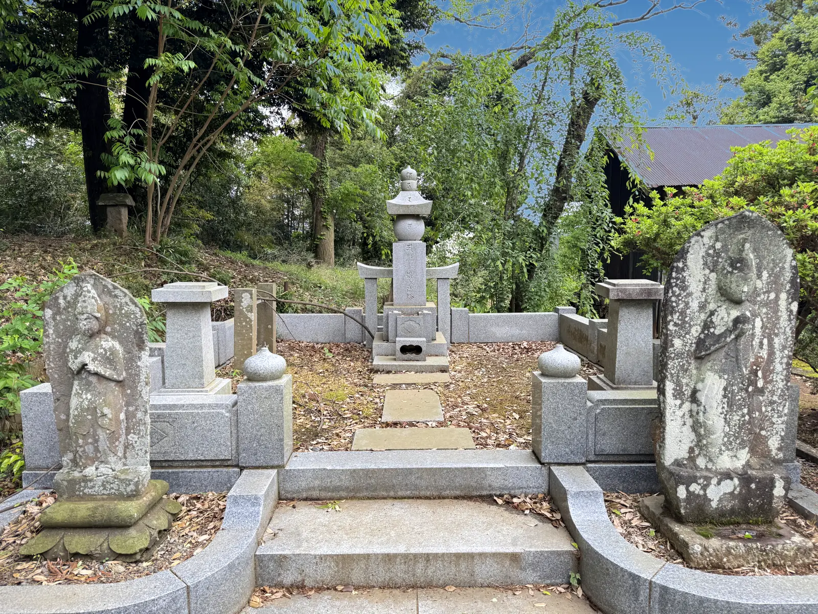 満願寺の参道。石仏と宝篋印塔が並ぶ