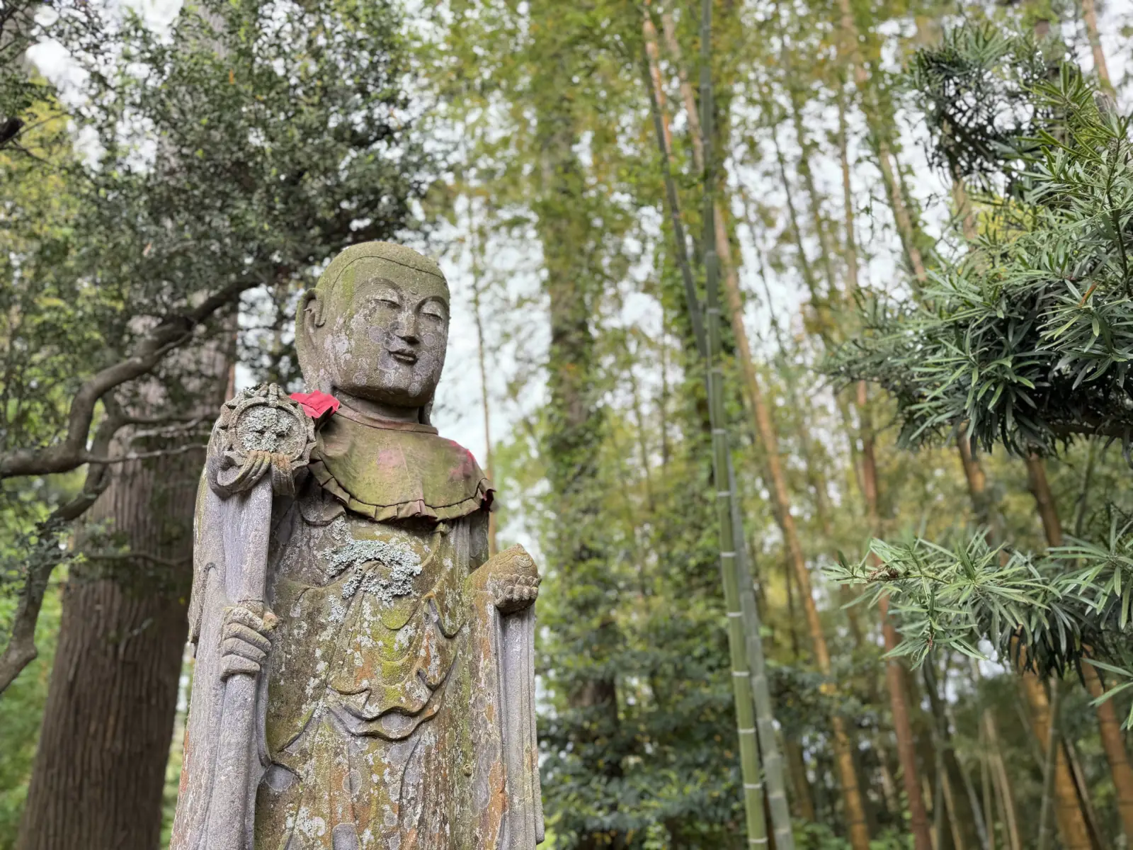 竹林に佇む満願寺の石仏